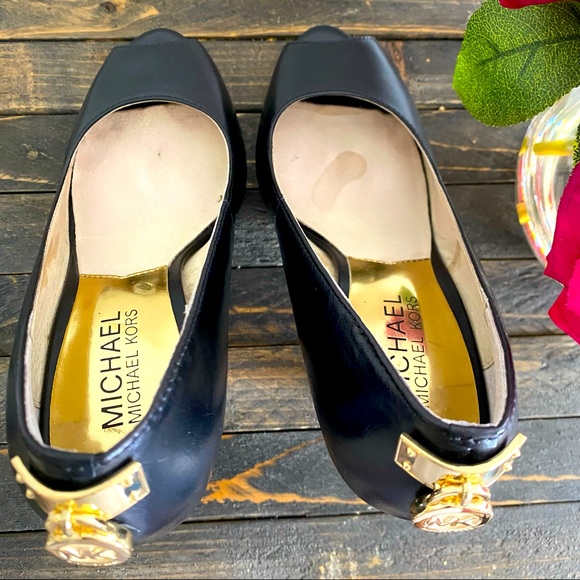 Michael Kors peep-toe “Josie Peep” w/Mk gold lock detail on back. (Size 6M).🌹 - Picture 10 of 16